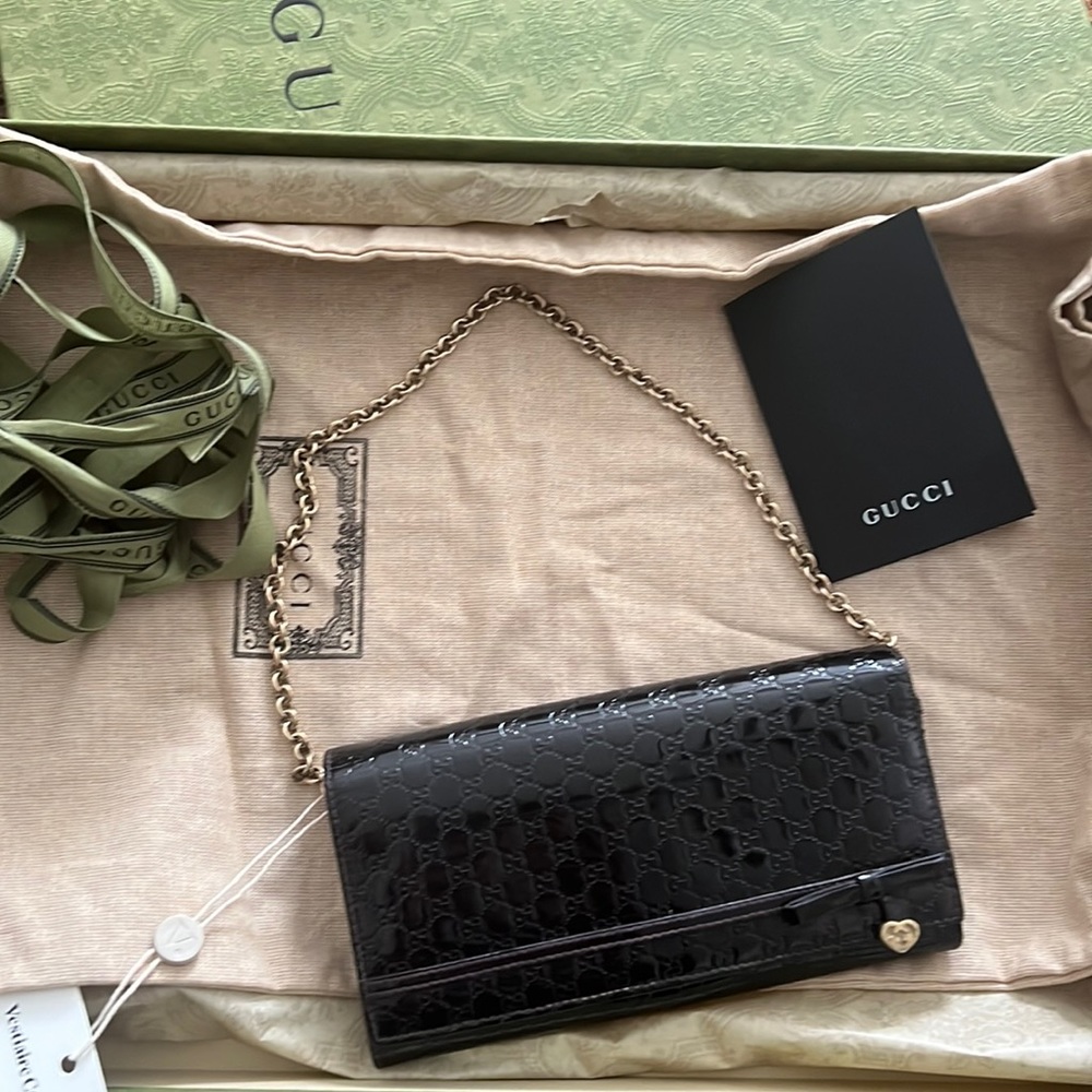 Authenticated Gucci Guccissima chained wallet